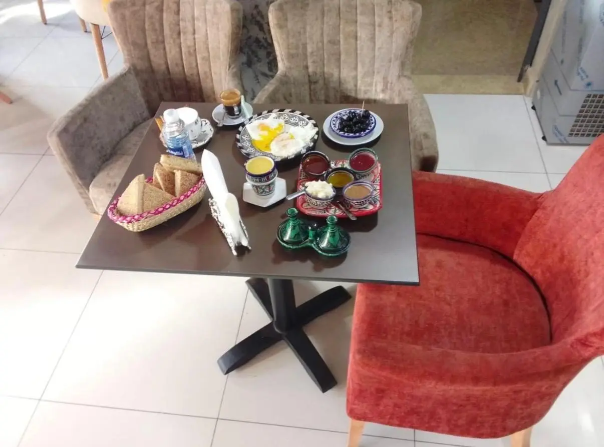 Breakfast service at Diyafat Pam